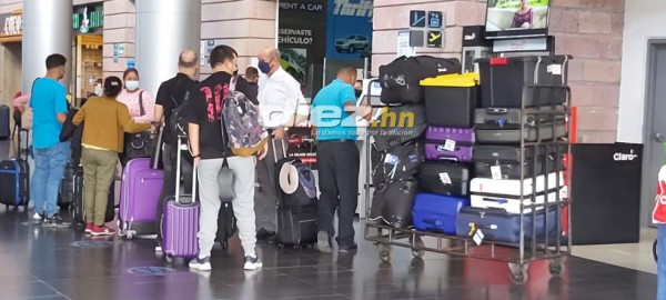 ¡Se fue mudo y con todas sus maletas! Las imágenes de la partida del técnico Fabián Coito