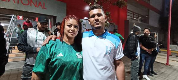 Más catrachos se hacen presentes en los accesos cercanos al escenario deportivo.