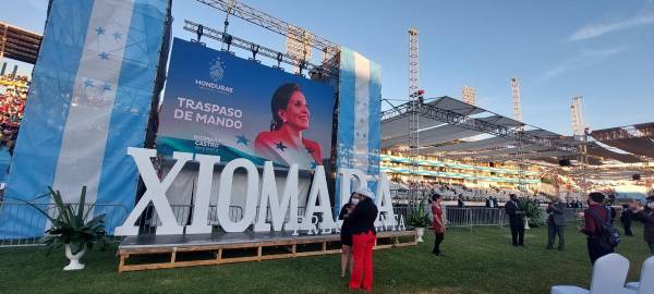 Xiomara Castro asume presidencia de una Honduras pobre y endeudada, pero optimista