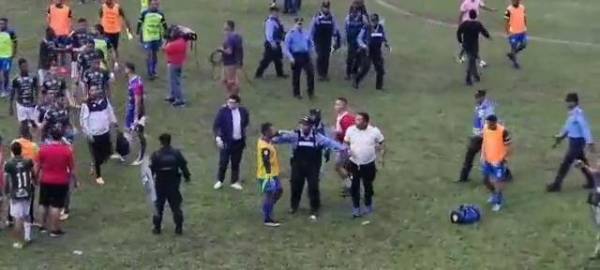 La Policía Nacional tuvo que intervenir en la batalla campal protagonizada por potros y verdes.