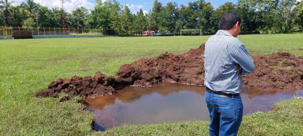 El alcalde de San Francisco de Yojoa llegó al estadio para ver de cerca los distintos nacimientos.