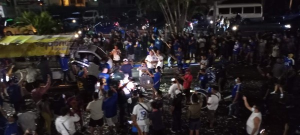 Esto es Concacaf: Salvadoreños le llevan 'serenata' a la selección de México y los insultan