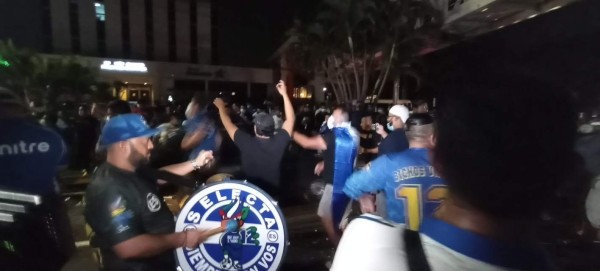 Esto es Concacaf: Salvadoreños le llevan 'serenata' a la selección de México y los insultan