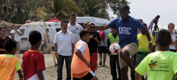 TOP: Así es la humildad y solidaridad de los grandes futbolistas del mundo