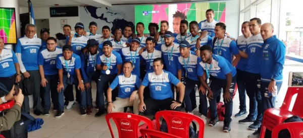 FOTOS: Familiares, novias y hasta un perro, así recibieron a la Sub-23 de Honduras