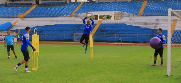 Buba López entrenó con el resto de los porteros a dos días del juego ante Canadá. FOTO: Fenafuth