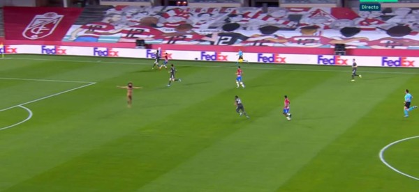 De no creer y en partido a puerta cerrada: Así fue la entrada de un espontáneo desnudo en el Granada-Manchester United&nbsp;&nbsp;&nbsp;