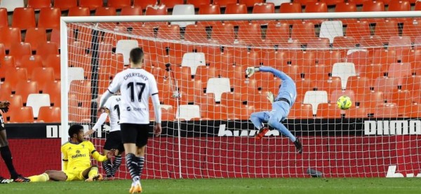 ¡Imágenes memorables! La chilena del Choco Lozano frente al Valencia y su eufórica celebración