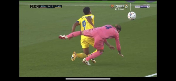 No se vio en TV: El gol del 'Choco' Lozano, la falta de Ramos al catracho y el enojo de Courtois