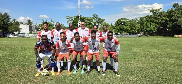 Blas Pérez fue titular en el partido con el Bayer FC.