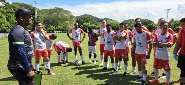 El brasileño Marcelo Ferreira le da indicaciones a los jugadores del Bayer FC.