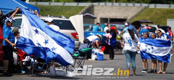 Los aficionados hondureños en el Gillette Stadium de Boston