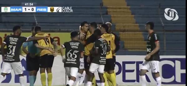 ¡Entrada criminal! Mayron Flores receta tremendo patadón y lesiona a Juan Vieyra; después fue expulsado por codazo