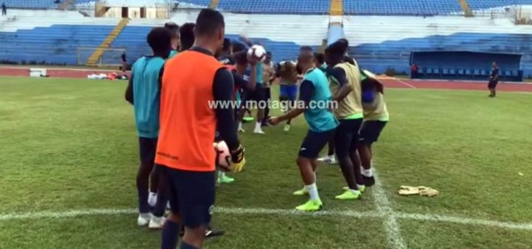 FOTOS: Risas, bromas y pastel en reconocimiento de cancha de Motagua y Managua