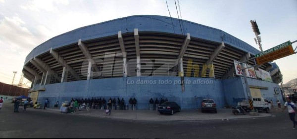 Hinchas merengues inundan los alrededores del Nacional con los colores del Olimpia previo al duelo ante Motagua