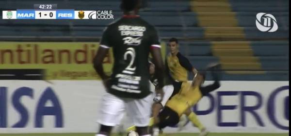 ¡Entrada criminal! Mayron Flores receta tremendo patadón y lesiona a Juan Vieyra; después fue expulsado por codazo