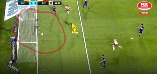 'Salvada de dios', los memes dejan como ídolo a Maradona por el efecto imposible que evitó el gol de River