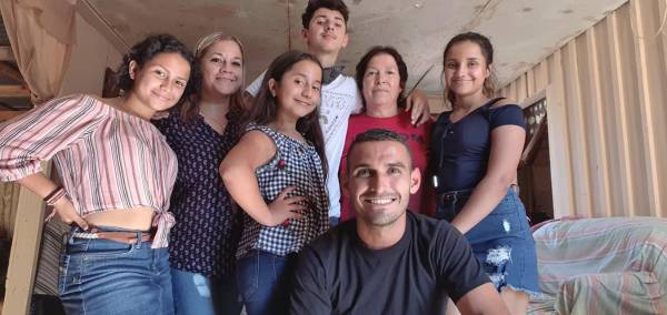 Omar suele visitar anualmente a su familia en su hogar de residencia en La Florida, Coahuila, México. Ellos son algunos de sus sobrinos.