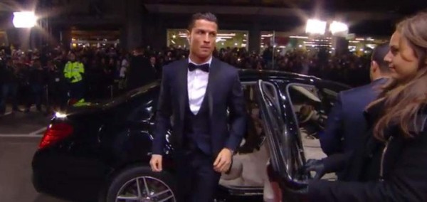 Cristiano Ronaldo, ovacionado a su llegada a la gala del Balón de Oro