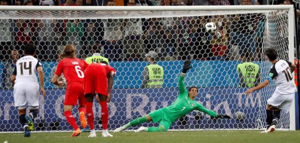 ¿Quién es la rubia? Costa Rica se despide con dignidad y el cambio de camisas