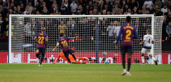 No se vio por tv: La pelea de Vidal y la típica de Messi en Wembley