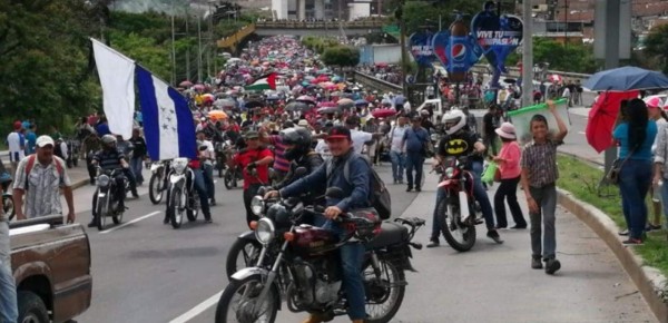 Honduras: Bombas lacrimógenas, piedras y llantas quemadas en las protestas&nbsp;&nbsp;