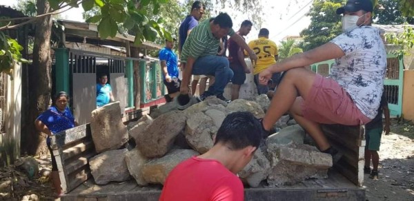 ¡Palos, piedras y tractor! Las medidas de pueblos de Honduras para evitar el coronavirus