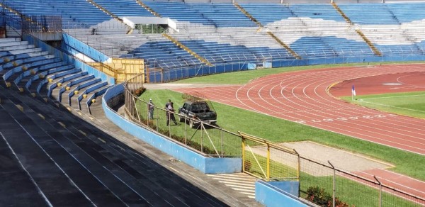 ¡Remueven la serpentina! Realizan labores de mantenimiento al Estadio Olímpico Metropolitano