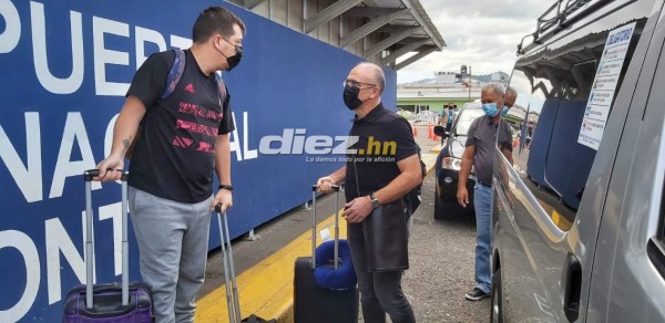 ¡Se fue mudo y con todas sus maletas! Las imágenes de la partida del técnico Fabián Coito