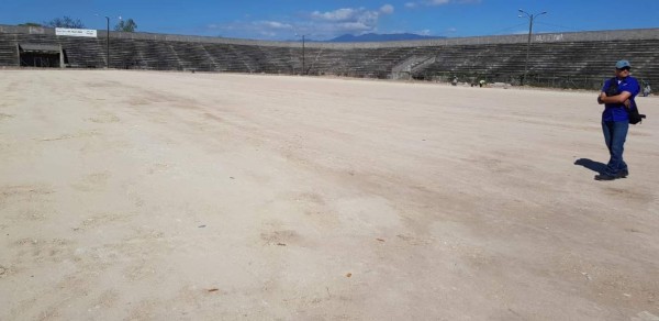 ¡Una belleza! De ser un potrero a tener cancha sintética; así han transformado el estadio de La Paz