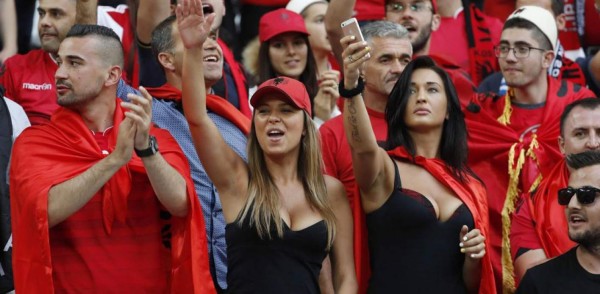 Bellas y ardientes albanesas calentaron la Eurocopa en el juego ante Francia