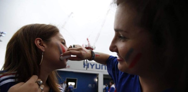Bellas y ardientes albanesas calentaron la Eurocopa en el juego ante Francia