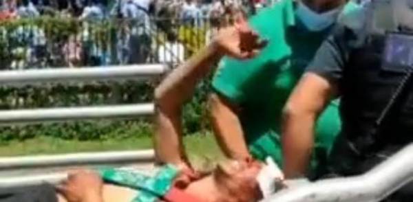 La locura era tanta que uno de los aficionados en camilla seguía cantando mientras lo llevaban hacia la ambulancia.
