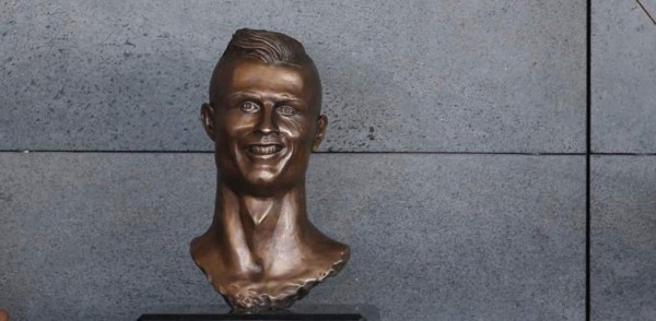 MEMES: Estatua de Cristiano en aeropuerto desata burlas en todo el mundo