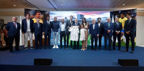 El gesto familiar, el beso al escudo del Real Madrid y la admiración de Militao en su presentación