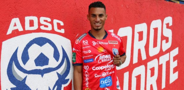 Español dirigirá en El Salvador, Saprissa se reforzará y Esteban Espíndola es noticia