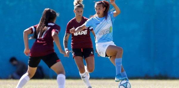Con número de crack y el gesto que le sacó lágrimas: Así fue el debut de la primera futbolista transgénero