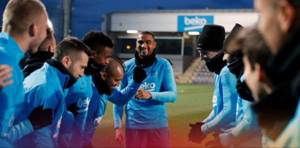 ¡Nuevo amigo! Así recibieron a Kevin Prince Boateng en su primer entrenamiento con el Barcelona