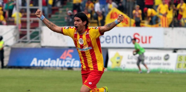 'El loco' Abreu impone récord Guinness tras vestir 26 camisetas distintas en su carrera