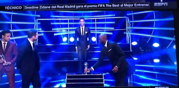 ¡Y NO ES CREÍDO! David Suazo entregó premio de FIFA a Messi y a Cristiano Ronaldo