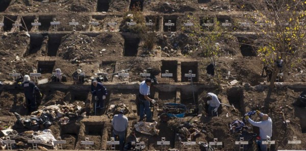 Coronavirus: Fueron sorprendidos con récord de muertos y empezaron a cavar miles de tumbas