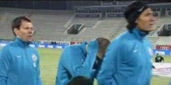 VIDEO: Futbolista se tapó los oídos mientras se cantaba el himno nacional