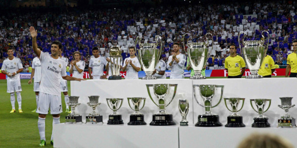 El Bernabéu rinde homenaje a una leyenda; Raúl González