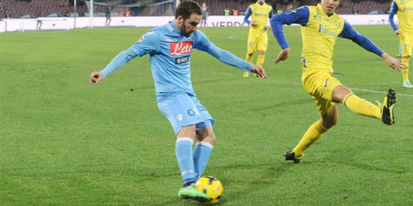VIDEO: Higuaín hace el ridículo en juego del Nápoli