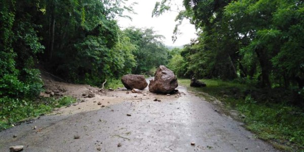 ¡Puentes derrumbados, desbordes y deslizamientos! Huracán Eta sigue causando daños en Honduras