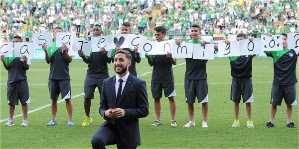 VIDEO: Jugador del Deportivo Cali le pidió matrimonio a su novia en pleno partido
