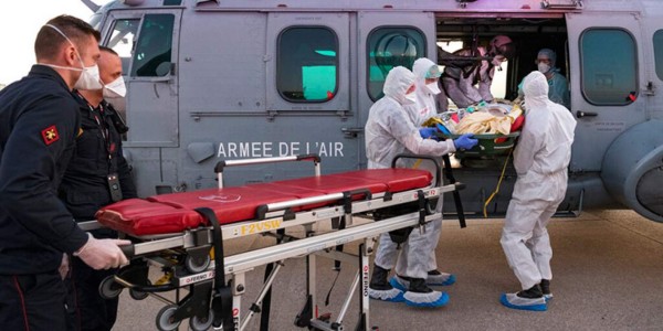 Customers wearing masks to prevent the spread of the coronavirus sit in a terrace bar in Barcelona, Spain, Wednesday Oct. 14, 2020. Various regions in Spain, including northern Navarra and northeastern Catalonia, are either planning or implementing fresh restrictions against the spread of the new coronavirus. (AP Photo/Emilio Morenatti)