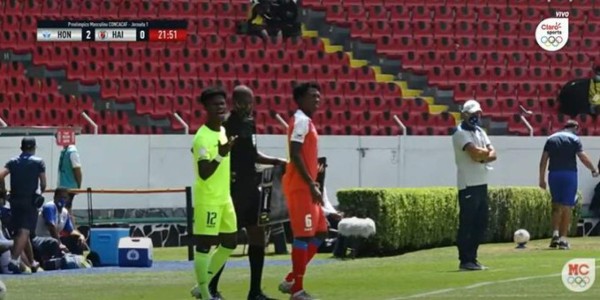 Las imágenes del Honduras-Haití: Un defensor como portero, el festejo de Vuelto y el fallo de Obregón