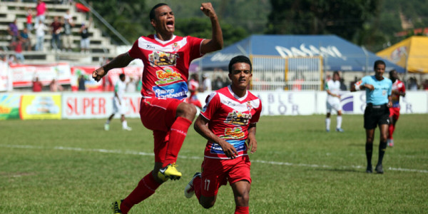 Rony Martínez está más cerca de Victoria que del Alajuelense