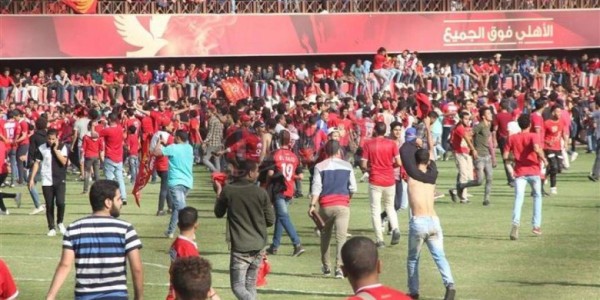 La invasión de cancha más espectacular de la historia del fútbol africano
